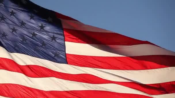 Gespenstische Amerikanische Flagge Weht Mit Zeitraffer Wolken — Stockvideo