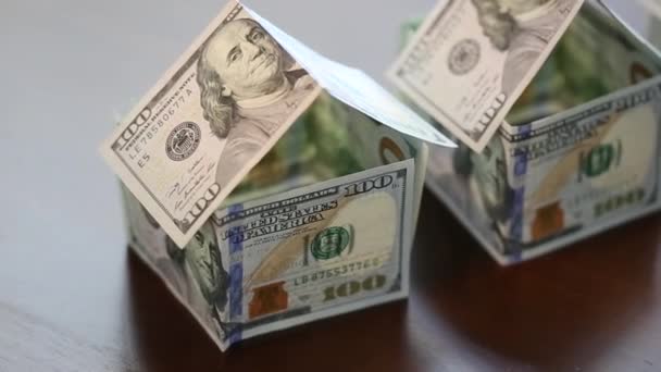 Yüz Dolarlık Banknotlarla Nşa Edilen Evlerin Yavaş Pan — Stok video