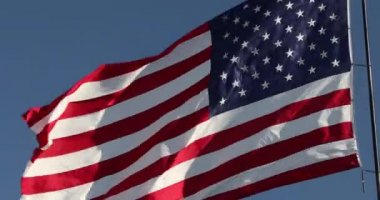 4k Solda, Rüzgarda Dalgalanan Amerikan Bayrağıyla Karşı Karşıya