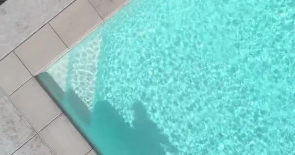 Oberirdische Antenne Abstrakte Stufe Und Wasser Des Schwimmbades Mit Schatten — Stockvideo