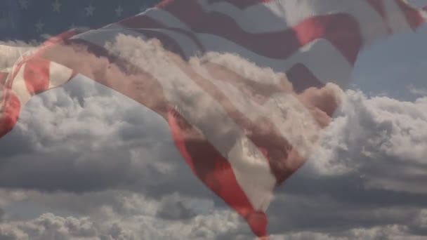 全Hd右面对着美国国旗慢速在风中摇曳带着时滞云彩 — 图库视频影像
