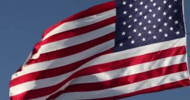 4k Solda, Rüzgarda Dalgalanan Amerikan Bayrağıyla Karşı Karşıya