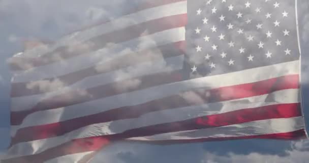 4K面对着飘扬在风中的美国国旗 伴随着阵阵时间消逝的云彩 — 图库视频影像