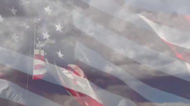 Full Hd Sağa Yüzleşen Yavaş Hareket Amerikan Bayrağı ve Rüzgarda Dalgalanan Bayrak Hızlandırılmış Fırtına Bulutları