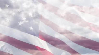 4k Sağda Rüzgarda Dalgalanan Amerikan Bayrağıyla Yüzleşen Hayalet Zaman Hızı Bulutları