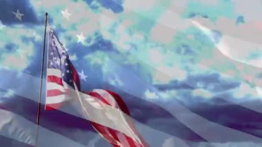 Tam HD Sağa Karşı Amerikan Bayrağıyla Yüzleşen Yavaş Hareket Rüzgarda Hızlandırılmış Zaman Bulutlarıyla Dalgalanıyor