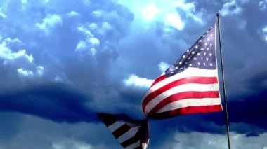 Full Hd Sol Yüzü Amerikan Bayrağına Karşı Yavaş Hareket Rüzgarda Hızlandırılmış Bulutlarla Dalgalanıyor