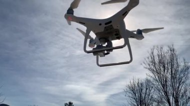 Yavaş Hareketli Uav Drone Uçak Güneşte Siluetlendi