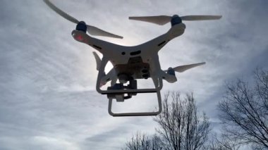 Yavaş Hareketli Uav Drone Uçak Güneşte Siluetlendi