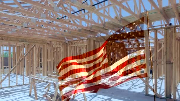 ホーム建設とアメリカの国旗の波の遅い動きに直面して幽霊左木枠の背景 — ストック動画