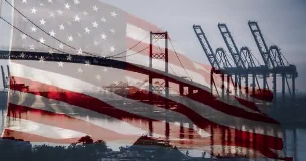 右の出荷ポートドックとブリッジシルエットの背景とアメリカの旗の波に直面してゴースト — ストック動画