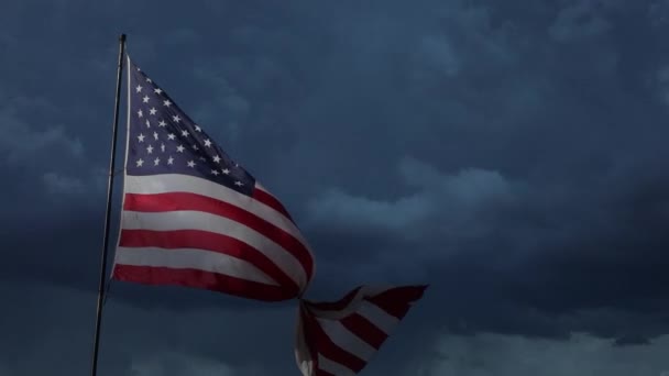 Повний Праворуч Обличчям Американський Прапор Уповільнення Руху Вітру Прихованими Хмарами — стокове відео