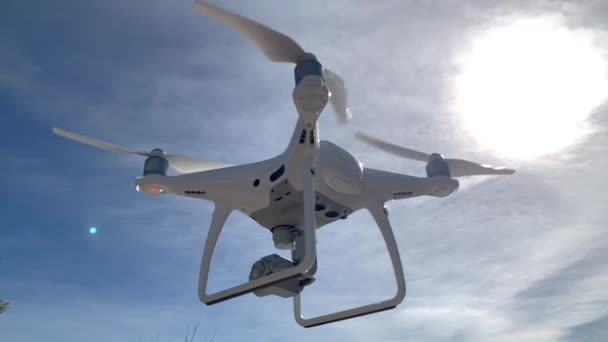 缓慢运动的Uav无人机在天空中飞行在阳光下的轮廓 — 图库视频影像
