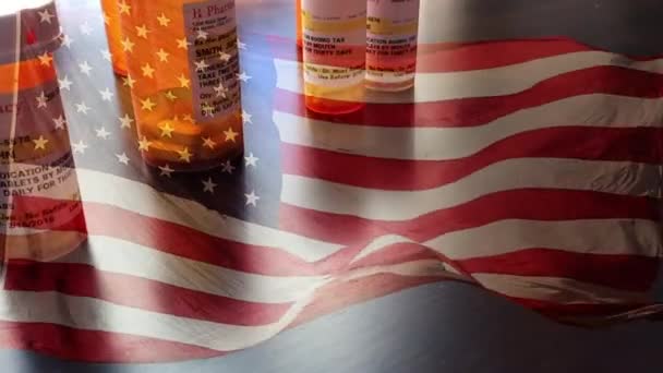 Slow Motion Medicine Garrafas Pílulas Caindo Com Bandeira Americana Fantasma — Vídeo de Stock