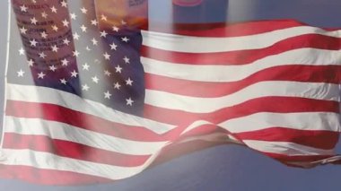 4k Slow Motion İlaç Şişeleri ve Hayalet Amerikan Bayrağı Dalgasıyla Düşen Haplar. İlaç şişesi etiketleri hayali isimler, adresler ve stok fotoğrafçılığı endüstrisi için özel olarak tasarlanmış bilgilerle tescilli değildir..