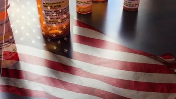 Botellas Píldoras Medicina Cámara Lenta Que Caen Con Ondear Bandera — Vídeo de stock