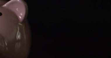 Koyu Ahşap Yüzeyde Domuzcuk Kumbarasının Yavaş Dönüşü