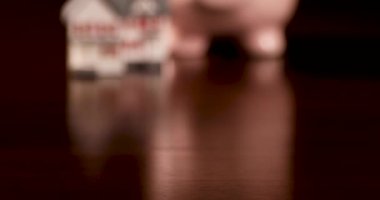 Piggy Bank 'ın Yavaş Çalışması ve Karanlık Ahşap Yüzeyde Tescilli Olmayan İlaç Şişeleri.