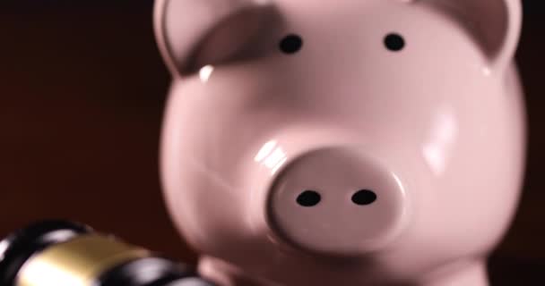 Panning Lento Piggy Bank Gavel Superfície Madeira Escura — Vídeo de Stock