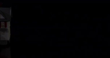 Koyu Ahşap Yüzeydeki Minyatür Model Evi 'nin Yavaş Dönüşü.