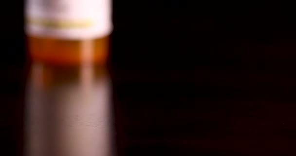Nem Szabadalmaztatott Gyógyszeres Palackok Tabletták Sztetoszkópok Lassú Burkolása Sötét Felületen — Stock videók