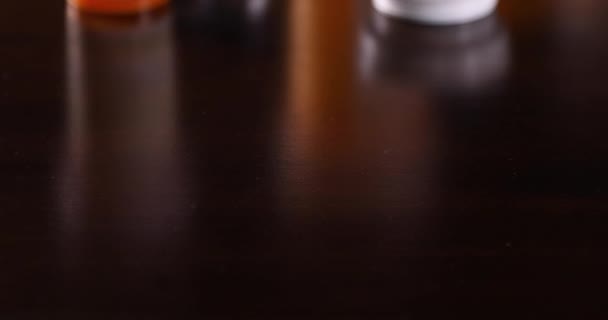 Повільне Фарбування Пляшок Непатентованої Медицини Таблеток Стетоскопів Поверхні Темного Дерева — стокове відео