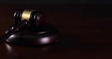 Dark Wood Gavel 'in Karanlık Ahşap Yüzeyinde Yavaş Dönüşü