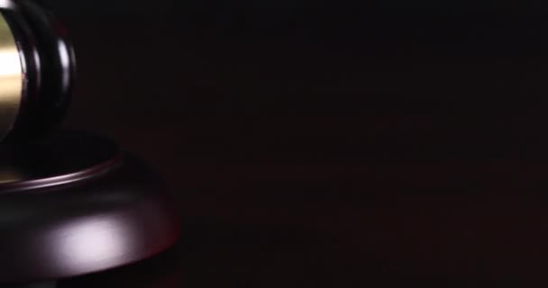 Panning Lento Martelo Madeira Escura Superfície Madeira Escura — Vídeo de Stock