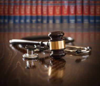 Gavel ve Stethoscope Backgrou 'daki Tahta Masa ve Hukuk Kitapları Üzerine
