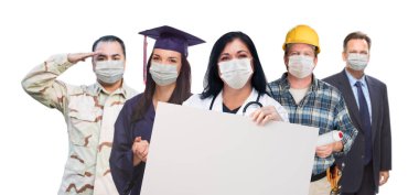 Coronavirus salgınının ortasında tıbbi maske takan ve boş tabela tutan farklı mesleklerden insanların çeşitliliği.