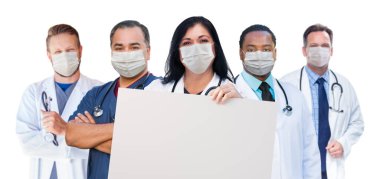 Coronavirus salgınının ortasında tıbbi maske takan sağlık çalışanlarının çeşitliliği..