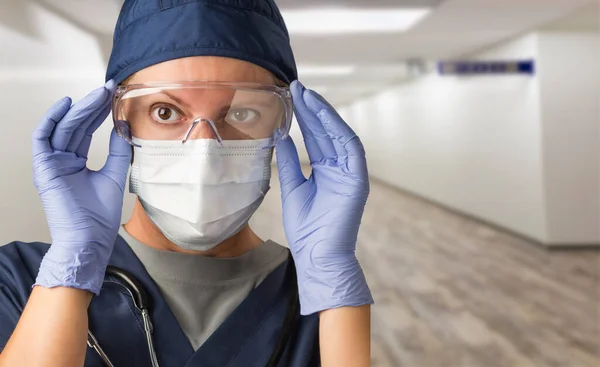 Banner Der Ärztin Oder Krankenschwester Mit Medizinischer Gesichtsmaske Und Schutzkleidung — Stockfoto