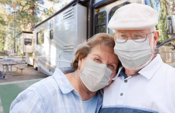 Pareja Mayor Con Máscaras Médicas Frente Hermosa Casa Rodante Camping — Foto de Stock