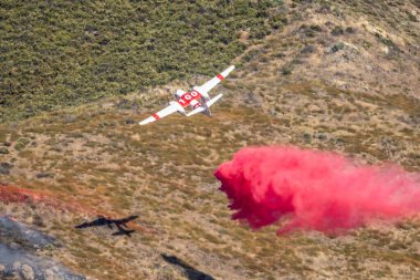 Winchester, CA USA - 14 Haziran 2020: Cal Fire uçakları Winchester, Kaliforniya yakınlarındaki kuru bir tepeye yangın söndürücü bıraktı.