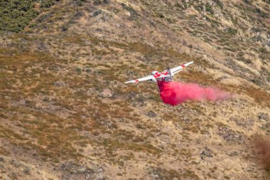 Winchester, CA USA - 14 Haziran 2020: Cal Fire uçakları Winchester, Kaliforniya yakınlarındaki kuru bir tepeye yangın söndürücü bıraktı.