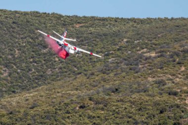 Winchester, CA USA - 14 Haziran 2020: Cal Fire uçakları Winchester, Kaliforniya yakınlarındaki kuru bir tepeye yangın söndürücü bıraktı.