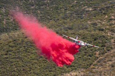 Winchester, CA USA - 14 Haziran 2020: Cal Fire uçakları Winchester, Kaliforniya yakınlarındaki kuru bir tepeye yangın söndürücü bıraktı.