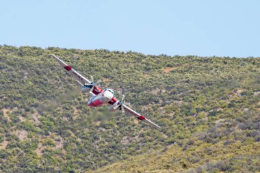 Winchester, CA USA - 14 Haziran 2020: Cal Fire uçağı Winchester, Kaliforniya yakınlarındaki kuru bir tepeye yangın söndürücü bırakmaya hazırlanıyor.