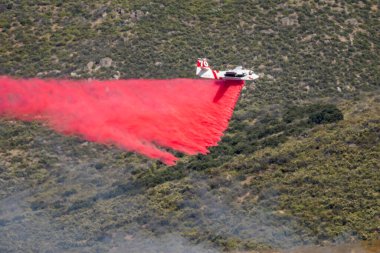 Winchester, CA USA - 14 Haziran 2020: Cal Fire uçakları Winchester, Kaliforniya yakınlarındaki kuru bir tepeye yangın söndürücü bıraktı.