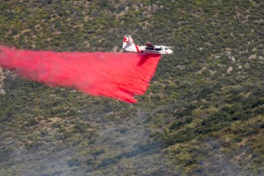 Winchester, CA USA - 14 Haziran 2020: Cal Fire uçakları Winchester, Kaliforniya yakınlarındaki kuru bir tepeye yangın söndürücü bıraktı.