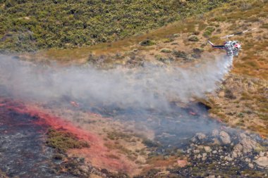 Winchester, CA USA - 14 Haziran 2020: Cal Fire helikopteri Winchester, Kaliforniya yakınlarındaki kuru bir tepedeki yangına su döktü.