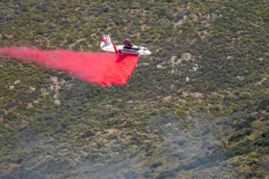 Winchester, CA USA - 14 Haziran 2020: Cal Fire uçakları Winchester, Kaliforniya yakınlarındaki kuru bir tepeye yangın söndürücü bıraktı.