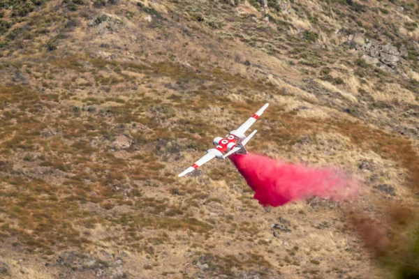 2020年6月14日 カリフォルニア州ウィンチェスター付近の乾燥した丘の上の野火にカル ファイア航空機が難燃性を低下させる — ストック写真