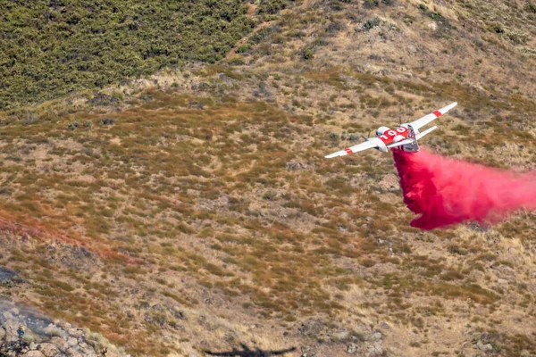 2020年6月14日 カリフォルニア州ウィンチェスター付近の乾燥した丘の上の野火にカル ファイア航空機が難燃性を低下させる — ストック写真