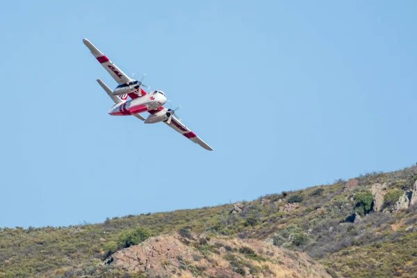 2020年6月14日カリフォルニア州ウィンチェスター付近の乾燥した丘の上の野火で難燃性火を落とす準備をしているカル消防航空機 — ストック写真