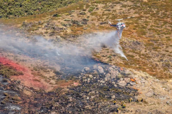 Usa 2020年6月14日 カリフォルニア州ウィンチェスター近くの乾燥した丘の上の野火にカル ファイア ヘリコプターが水を落とす — ストック写真