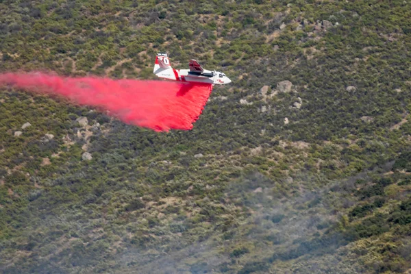 Winchester, CA USA - 14 Haziran 2020: Cal Fire uçakları Winchester, Kaliforniya yakınlarındaki kuru bir tepeye yangın söndürücü bıraktı.
