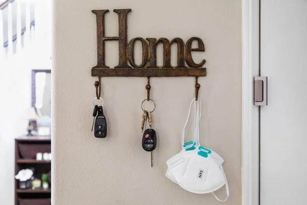 Home Key Hanger Rack Naast Deur Met Sleutels Medische Gezichtsmasker — Stockfoto