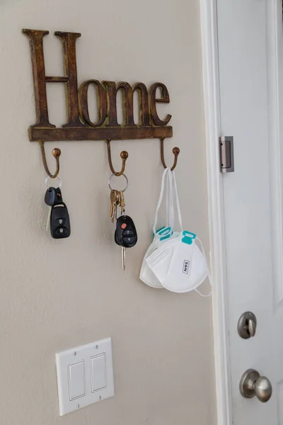 Home Key Hanger Rack Naast Deur Met Sleutels Medische Gezichtsmasker — Stockfoto