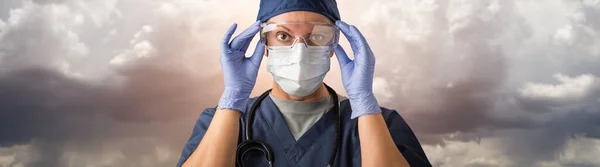 Doctor Nurse Adjusting Safety Goggles Wearing Personal Protective Equipment Ominous — Stock Photo, Image